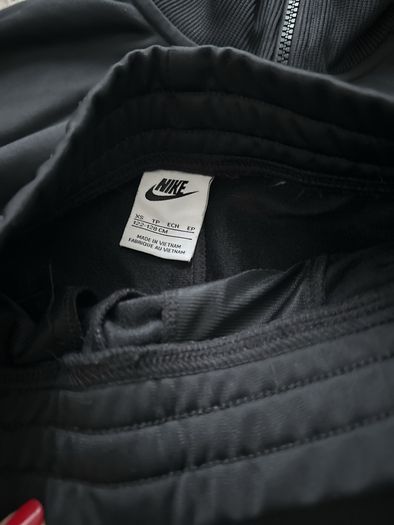 Nike black tracksuit (xs/122-128cm)
