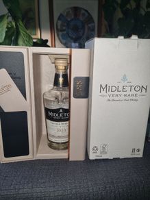 The bottle and packaging of the exclusive Irish whiskey Midleton Very Rare Vintage Release 2023.