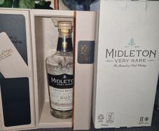 The bottle and packaging of the exclusive Irish whiskey Midleton Very Rare Vintage Release 2023.