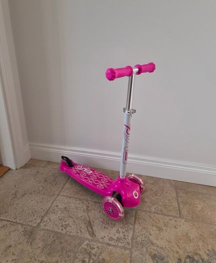 Pink 3 wheel light up  scooter