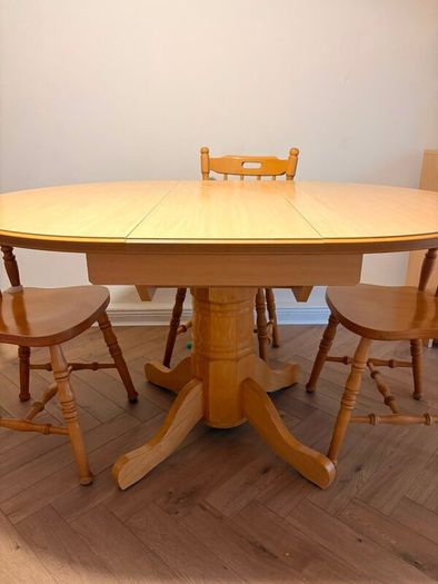 Extendable Dining Table & 4 Matching Chairs