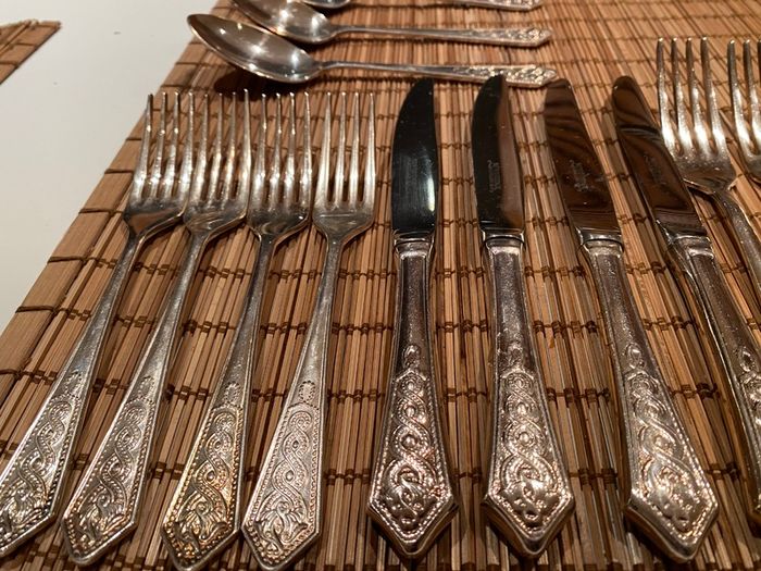 Vintage Newbridge Silverware 18-Piece EPNS Cutlery Set - Celtic Pattern