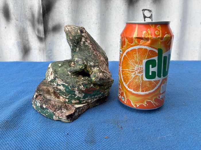 Concrete frog ornament