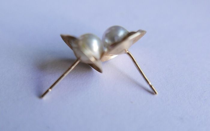 Vintage Solid 9ct Yellow Gold 375 Pearl Earrings.  08g.