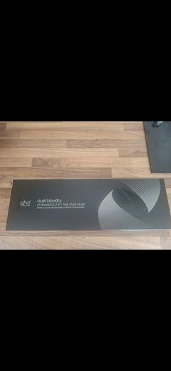 GHD duet blowdry professional 2 in 1 hair dryer brush.