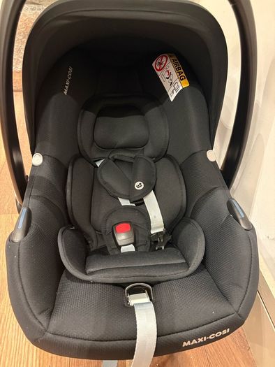 Maxi Cosi Baby Car seat and isofix base