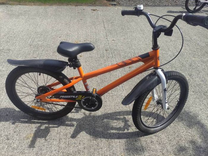 Kids Bike "royal baby" freestyle 20" would suit ages 6 to 9