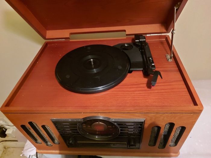 Replica vintage music system, 3 CD changer, Radio, Tape and Phono (Record Player) in lovely wooden Box Model Cl-1018, in very good condition
