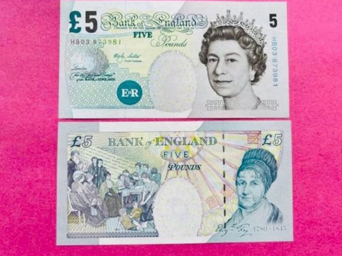 England. 5 Pounds 2002  ( Uncirculated ) Pick 391d