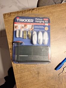takker picture hanging kit