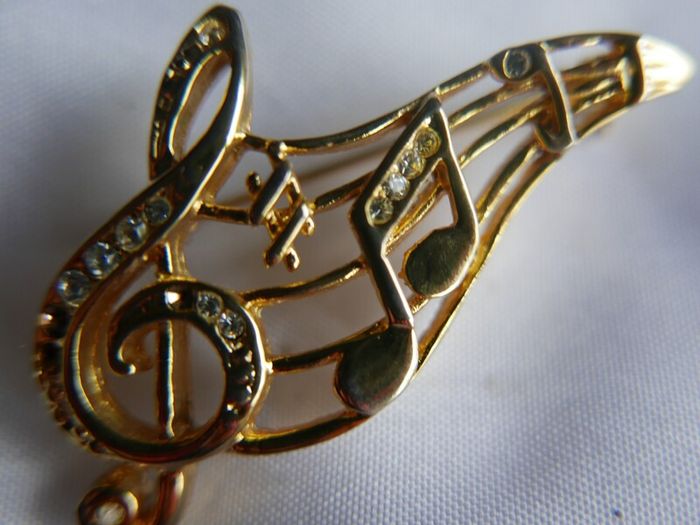 Vintage Jewelry Beautiful Gold Tone and Rhinestone Music / Notes on Staff / Music Lover Pin Brooch