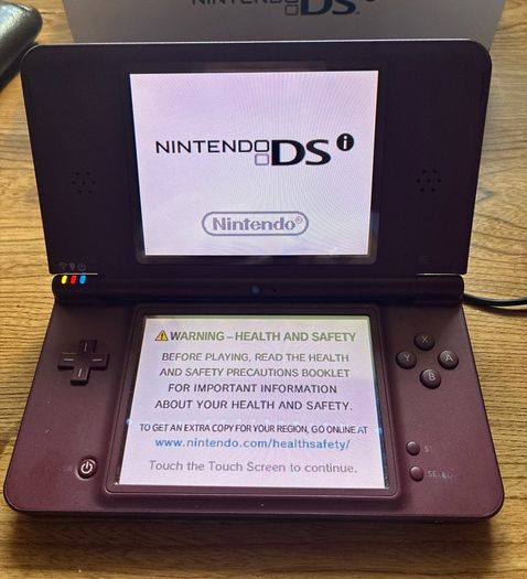 Nintendo DSi XL burgundy with Super Mario