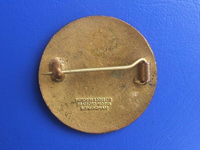 CATHOLIC WOMENS LEAGUE (religious volunteer organisation) - a vintage membership badge (1930s)