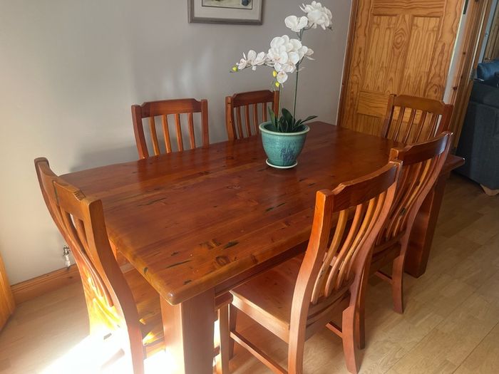 Dining room table + 6 high back chairs
