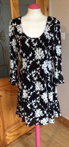 Stella Morgan Ladies Black and White floral dress size 16 includes postage
