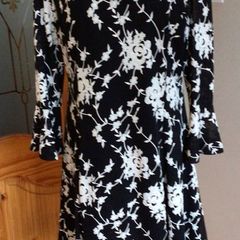 Stella Morgan Ladies Black and White floral dress size 16 includes postage