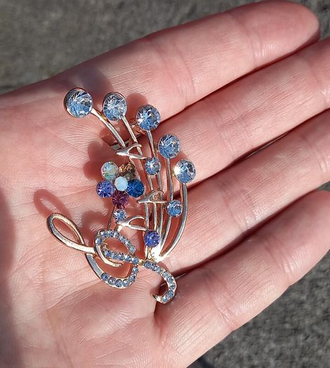 Vintage jewelry is sold individually for 5 to 10 euros