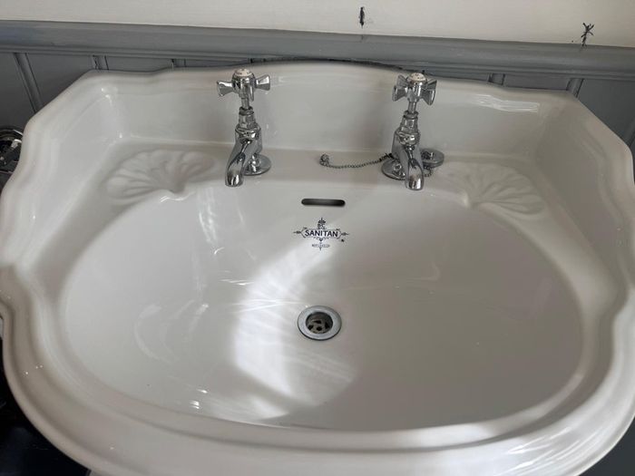 Elegant Traditional Pedestal Sink With Quality Chrome Taps