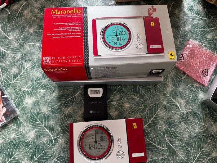 Oregon Scientific Ferrari Maranello FSP-301 projection alarm/weather clock