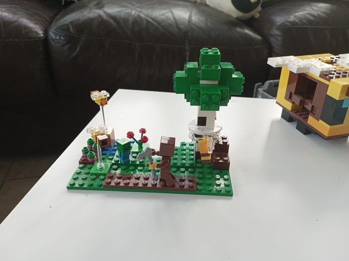 Lego Minecraft bee cottage set