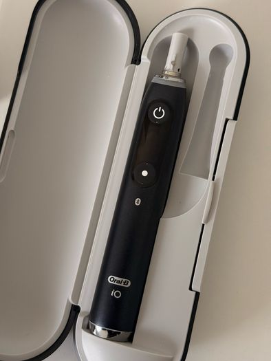 Oral B IO9 electric toothbrush (no brush head)