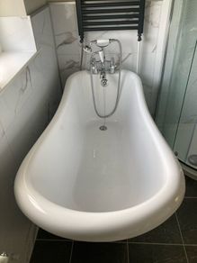 Slipper bath and bath mixer