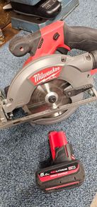 Milwaukee M12 saw & battery