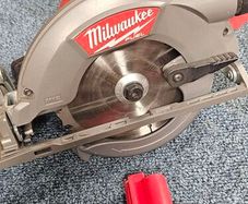 Milwaukee M12 saw & battery