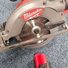 Milwaukee M12 saw & battery