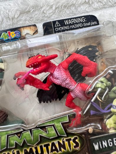 Teenage Mutant Ninja Turtles Mini  TMNT Mini-Mutants Paleo Patrol Raphael vs. Winged Dino (2008 mini-figures) Damaged Box Please see photos