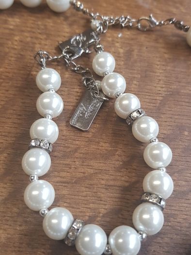 Elegant pearl necklace and bracelet.
