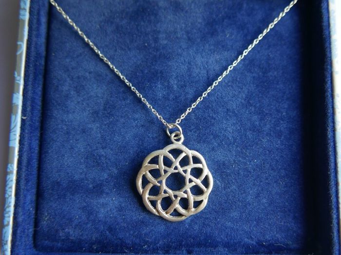 Vintage 925 Sterling Silver Celtic Knot Pendant and Necklace length 16" - 3g