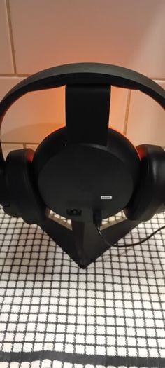 Headphone gaming stand with light