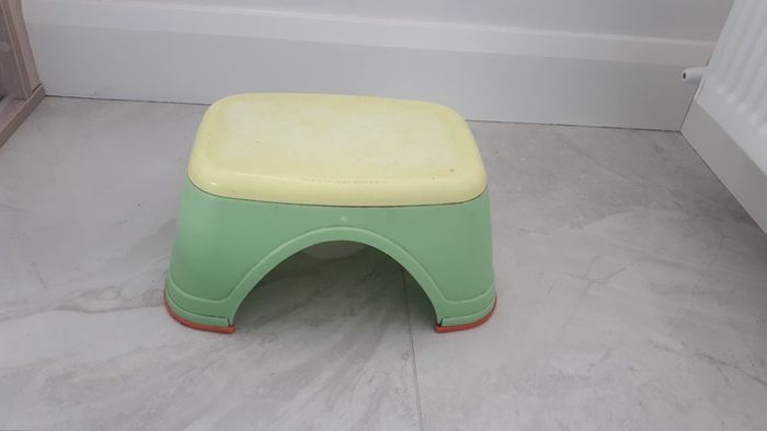 Kids bathroom foot stool