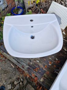 sink with pedestal