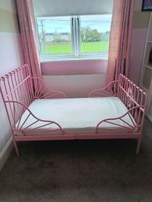 Kids extendable pink bed with mattress