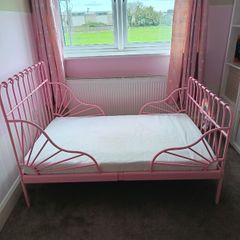 Kids extendable pink bed with mattress