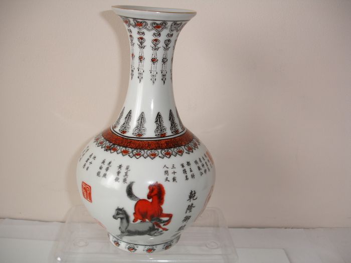 Chinese Vase Map of Eight Horses of Wang Mu Qianlong Mark