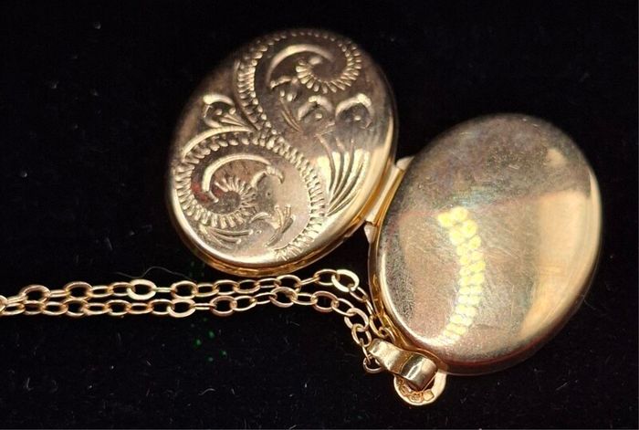 Vintage 9ct yellow gold locket necklace