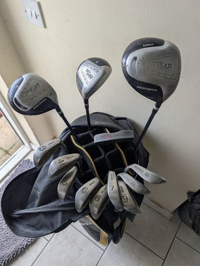 Set of adult golf clubs
