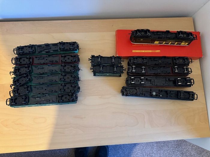 Model Railway Carriages - 00 Guage