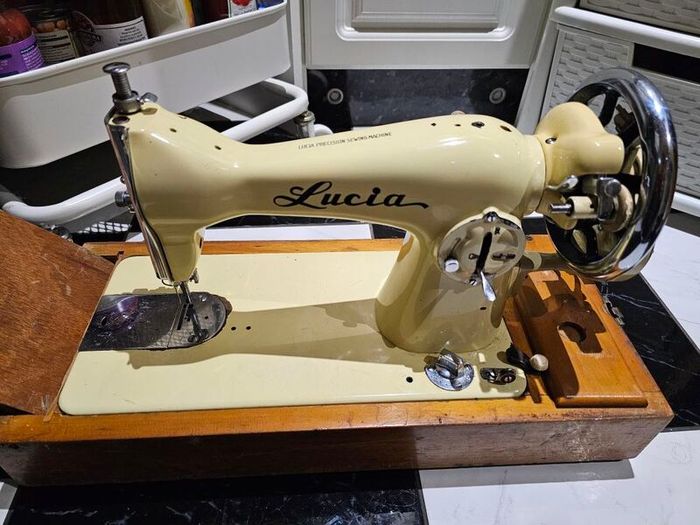 Lucia sewing machine