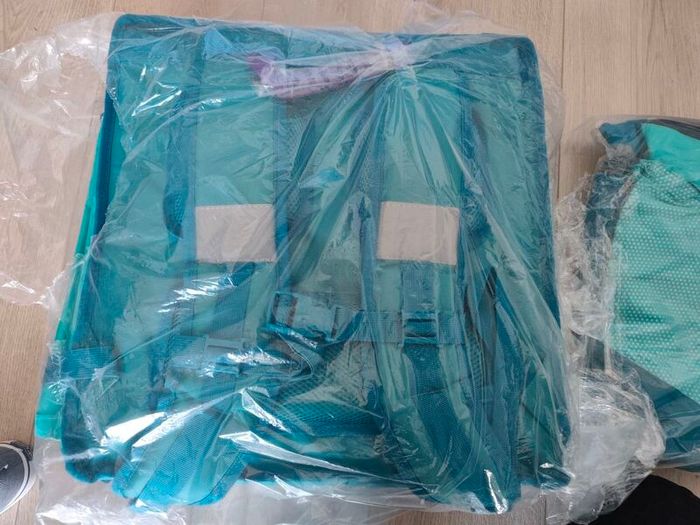 Deliveroo Full Cycle Kit never used fully in original packing never opened. It consists of a proper insulated branded delivery bag, fully waterproof raincoat, Jacket size L