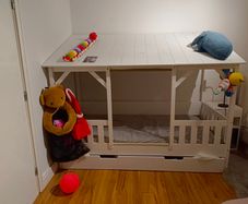 Kid single house bed