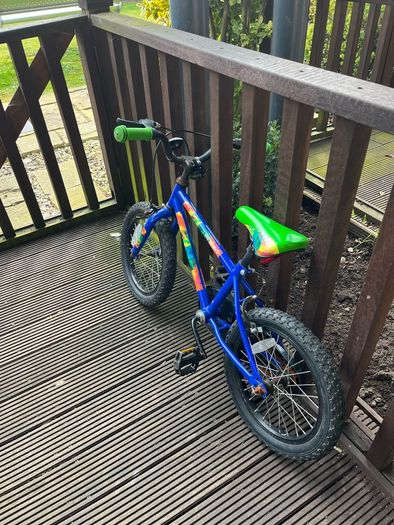 Apollo fade kids bike 16inch. Unisex.