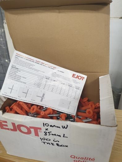 Heavy duty plug and screw anchor