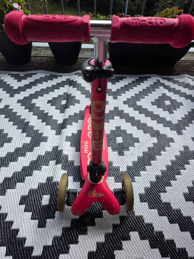 Mini Micro Deluxe Foldable Scooter pink