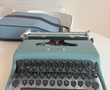 Olivetti Lettera 22 typewriter