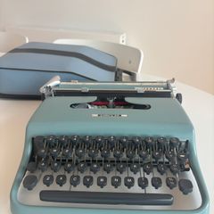 Olivetti Lettera 22 typewriter