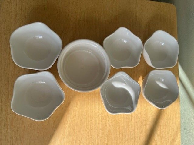 SUNFLOWER RAMEKIN Low-low.  With 6 fluted serving dishes for preserves. Total 7 items.